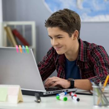 Thoughtful Threads: Sparking Rich Online Discussions