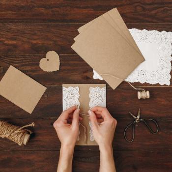 Introducing Basic Media Literacy Education Skills with Greeting Cards